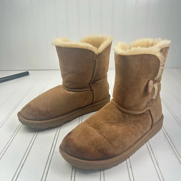 UGG Bailey Button II Boots โ Womenโs Size 6 (Chestnut, Shearling-Lined) - Picture 3 of 9